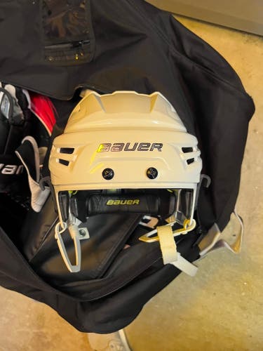 New Medium Bauer  Re-Akt Helmet