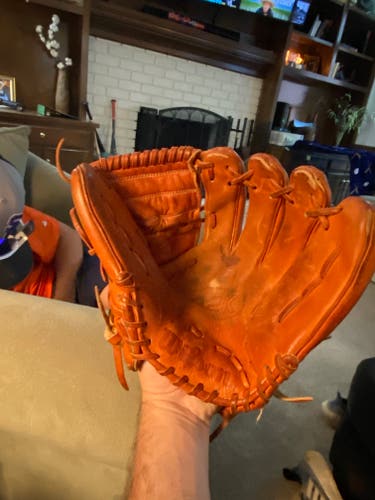 Used Wilson Right Hand Throw Pitcher's A2K Baseball Glove 12"