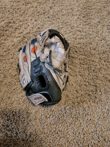 Used Wilson Right Hand Throw A0425 EZ Catch Baseball Glove 10.5"