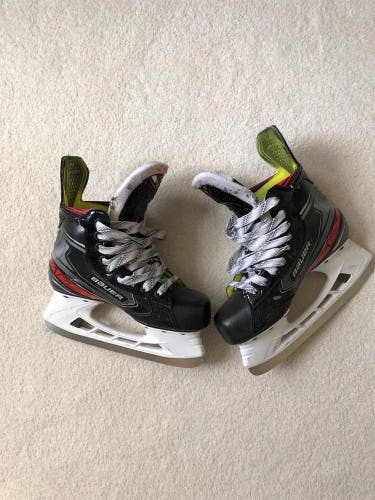 Junior Bauer Vapor X2.9 Hockey Skates Regular Width Size 2.5