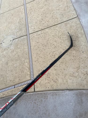 Intermediate Right Handed P28 Vapor Hyperlite Hockey Stick