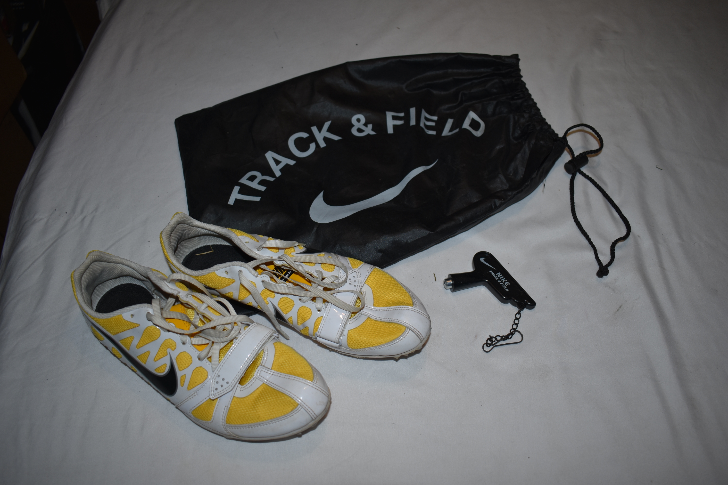 Nike Track & Field Spikes/Cleats w/Bag and tool, White/Yellow, Size 7.5