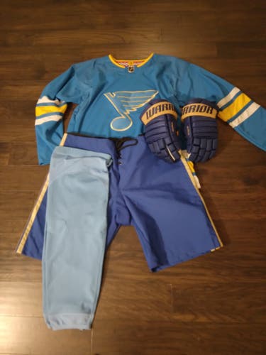 St.Louis Blues Winter Classic set. (Gloves, Jersey, socks and Shell)
