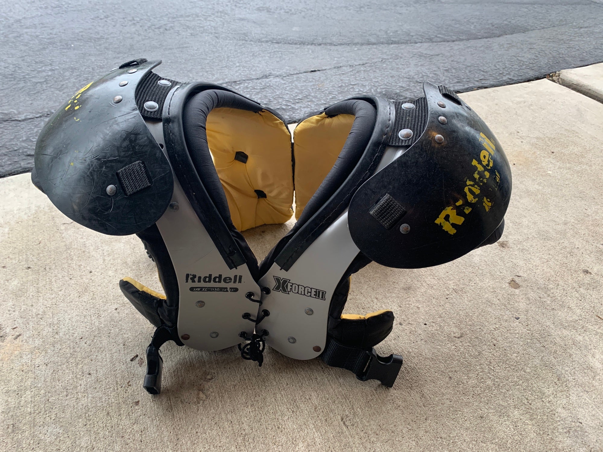 Adult Extra Large Riddell Shoulder Pads 