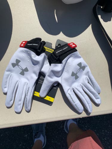 New Women’s Under Armour Gloves