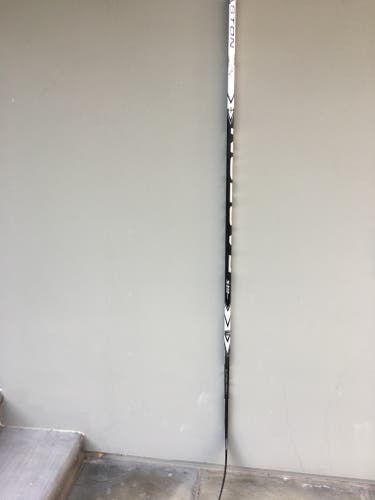 Easton Synergy S19 Chara 100 P33 Left Hand Hockey Stick Mid Heel Curve Grip
