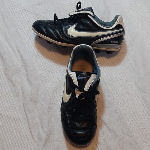NIKE TIEMPO SOCCER CLEATS YOUTH 2Y SPIKES SHOES BOYS / GIRLS KIDS