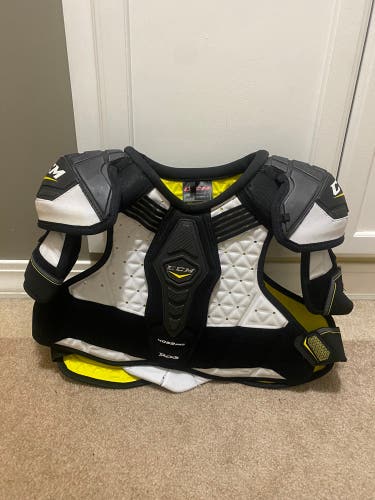 Senior Small CCM  Tacks 4052 Shoulder Pads