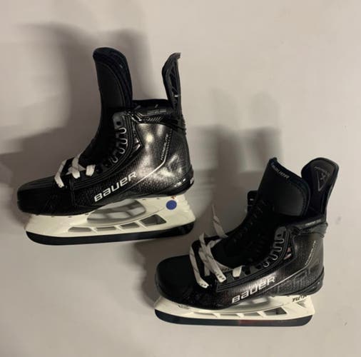 Senior Bauer Regular Width Pro Stock Size 7.5 Vapor Hyperlite Hockey Skates