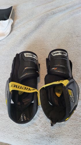 (BARELY USED) Medium Bauer Supreme 2S Pro Elbow Pads