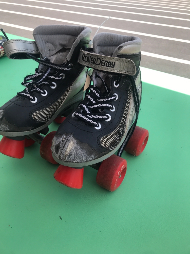 Used Rollerderby Firestar Quad Skates (Regular) 1.0
