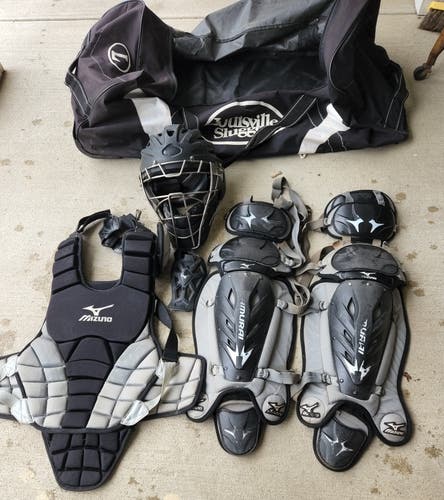 Mizuno Samurai softball/baseball adult Catcher's set with black Louisville Slugger Catcher's bag.