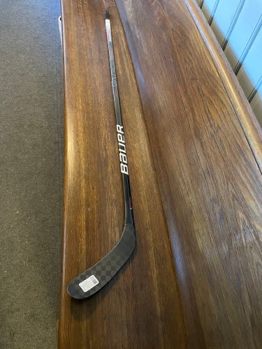 Senior Right Handed P28 Pro Stock S21 Vapor Team Stick Hockey Stick
