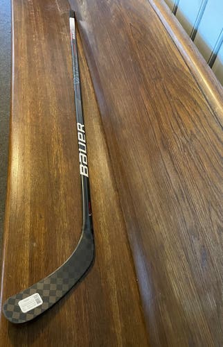 Senior Right Handed P92 Pro Stock S21 Vapor Team Stick Hockey Stick