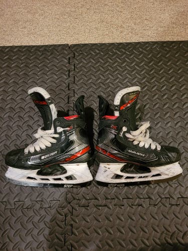 Junior Used Bauer Vapor 2X Hockey Skates Regular Width Size 4