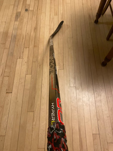 Senior Right Handed P92M Vapor Hyperlite Hockey Stick
