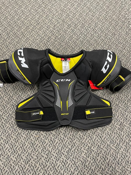CCM 9040 Senior Medium Shoulder pads