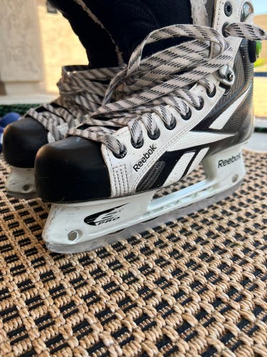 Used Reebok Regular Width Size 7.5 White 11K Hockey Skates