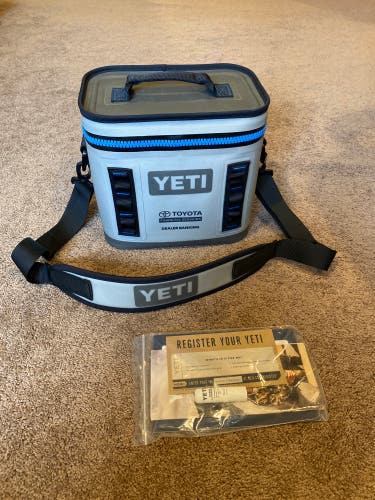 YETI Hopper Flip 8