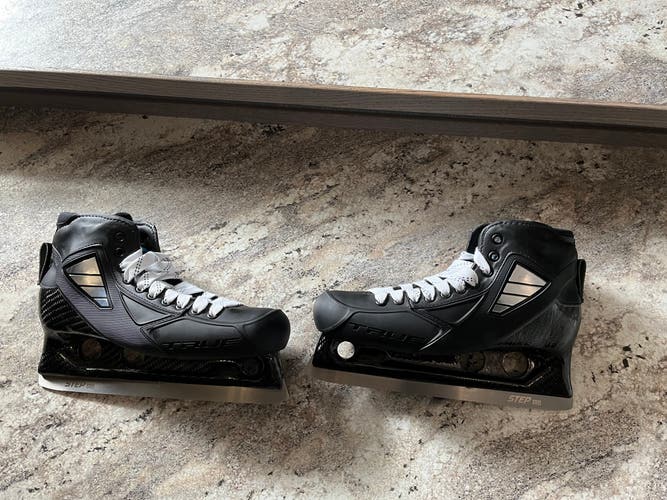 PRISTINE TRUE ONE-PIECE SKATES SIZE 9