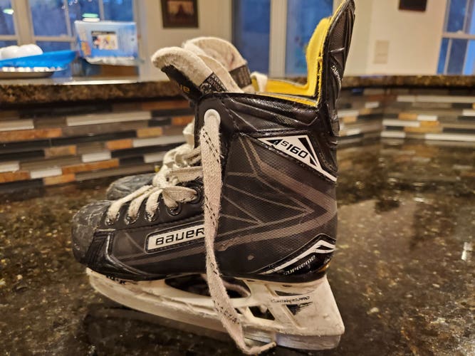 Youth Used Bauer Supreme 160 Hockey Skates Regular Width Size 13