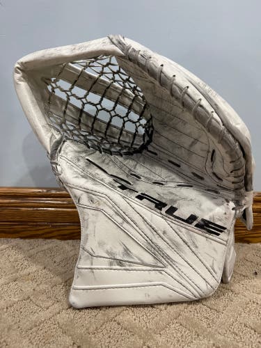 580 True L12.2 Goalie Glove Regular USED