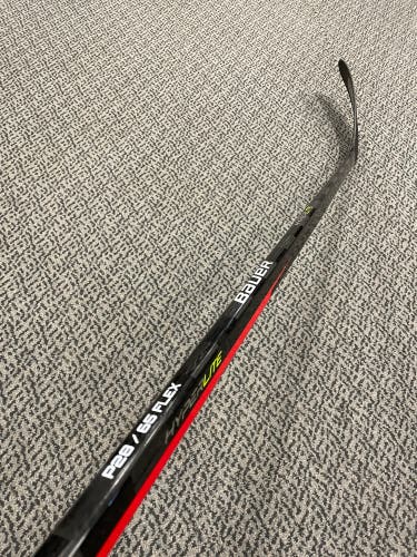 Bauer Vapor Hyperlite 65 flex P28 curve right hand stick