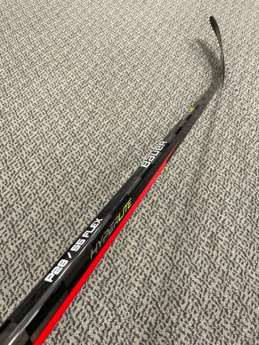 Bauer Vapor Hyperlite P28 curve 55 flex right hand stick