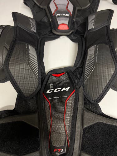 Junior Large CCM JetSpeed FT1 Shoulder Pads