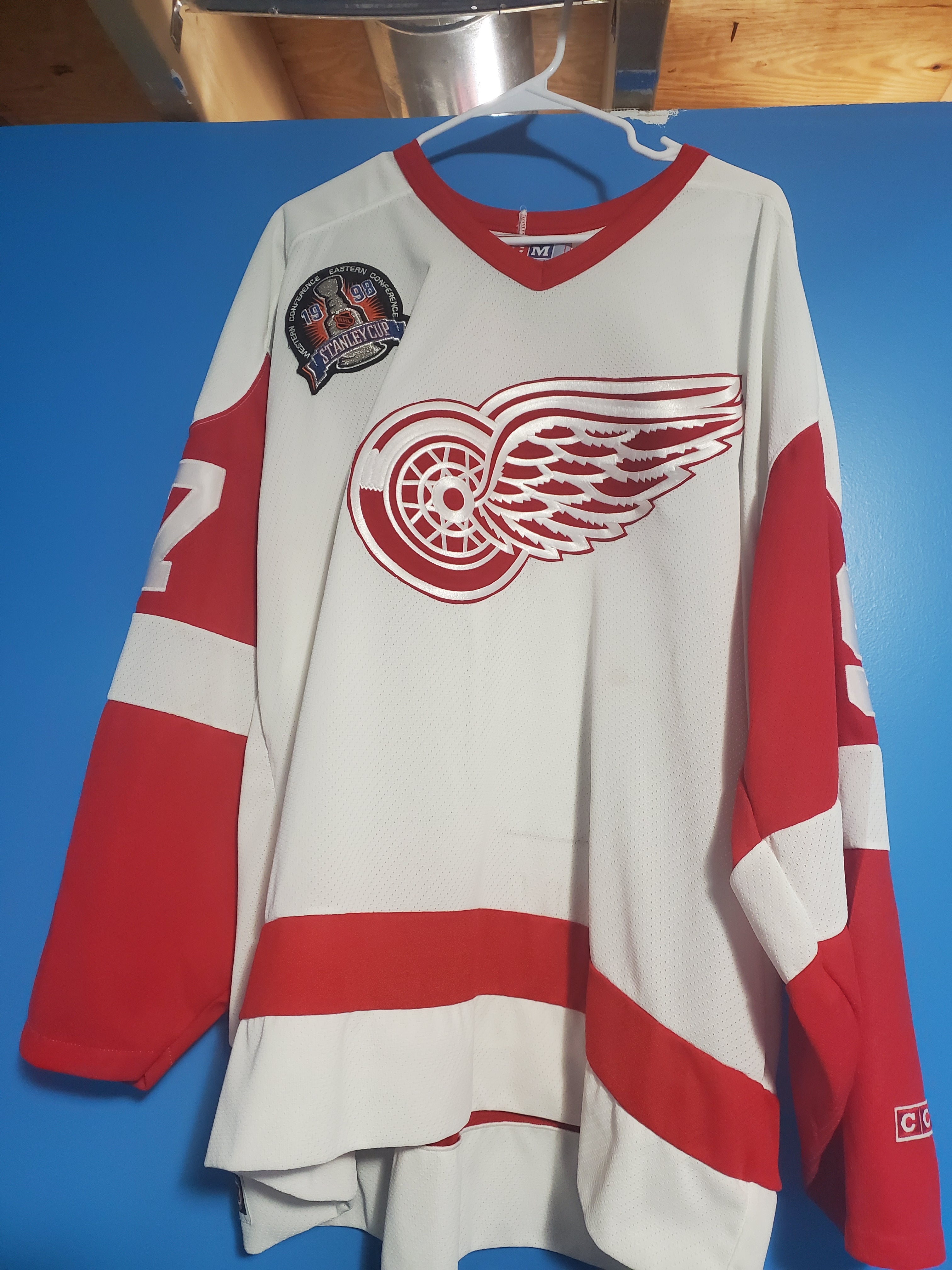 Antigua Detroit Red Wings Red Victory Full Long Sleeve Full Zip Jacket, Red, 52% Cot / 48% Poly, Size M, Rally House