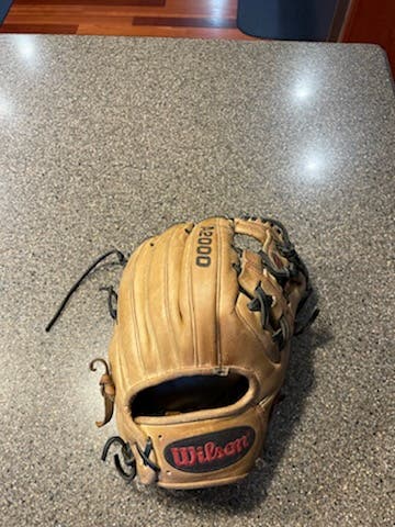 Used Wilson Right Hand Throw Infield A2000 Baseball Glove 11.5"