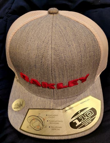 Oakley One-Ten snapback white/gray/red hat. NICE