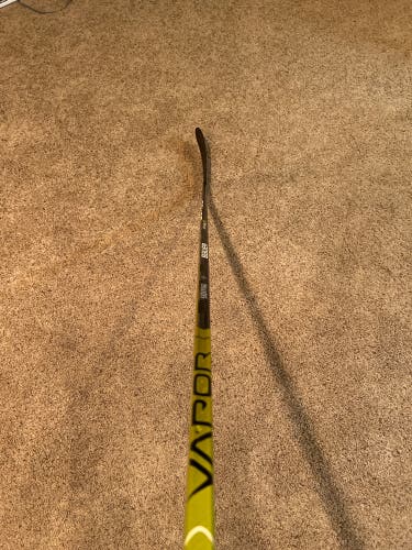 Senior Right Handed P28M Vapor Hyperlite Hockey Stick