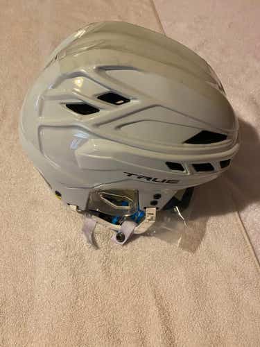 New True Hockey Dynamic 9 Senior Medium White Hockey Helmet