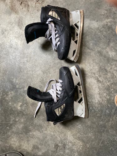 Used True Regular Width  Size 7 2 Piece Hockey Goalie Skates