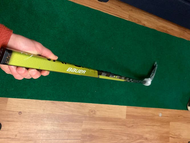 Senior Right Handed P92 Pro Stock Vapor Hyperlite Hockey Stick