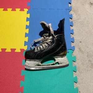 Junior Bauer Regular Width  Size 4 Supreme MX3 Hockey Skates