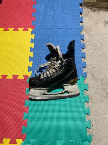Junior Bauer Regular Width Size 4 Supreme MX3 Hockey Skates