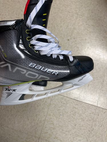 New Bauer Regular Width Size 9.5 Vapor Hyperlite Hockey Skates
