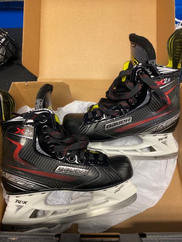 New Bauer Regular Width  Size 5 Vapor X2.6 Hockey Skates