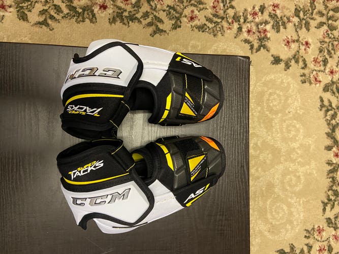 NEW Medium CCM Super Tacks AS1 Elbow Pads