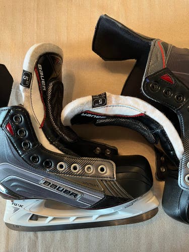 New Bauer Extra Wide Width Size 5 Vapor X700 Hockey Skates