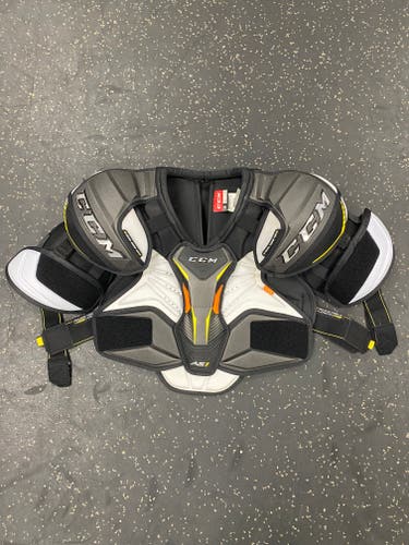 Senior Used (Like NEW) Medium CCM Super Tacks AS1 Shoulder Pads
