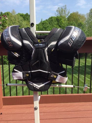 Senior Small Bauer  Supreme 2S Shoulder Pads