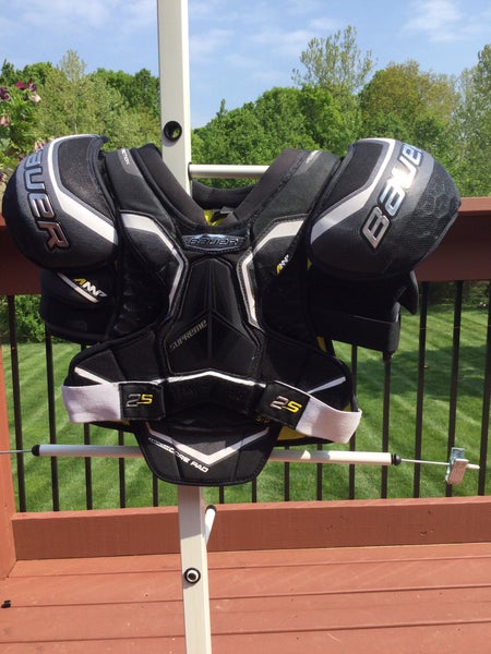 Senior Small Bauer Supreme 2S Shoulder Pads