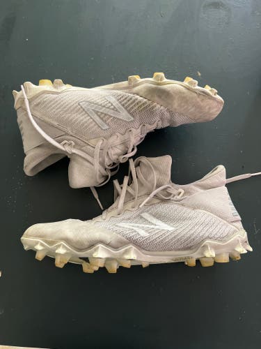 White Adult Size Men's 10.5 (W 11.5) New Balance Freeze