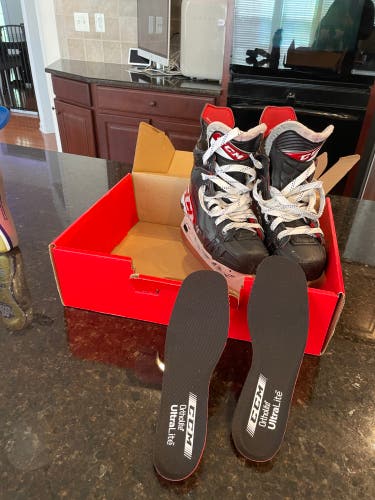 CCM Size 2.5 Jetspeed FT4 Hockey Skates