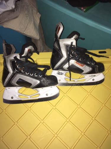 Used Easton Size 2.5 Se 6 Hockey Skates