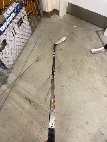 Senior Right Handed P28 Vapor Hyperlite Hockey Stick