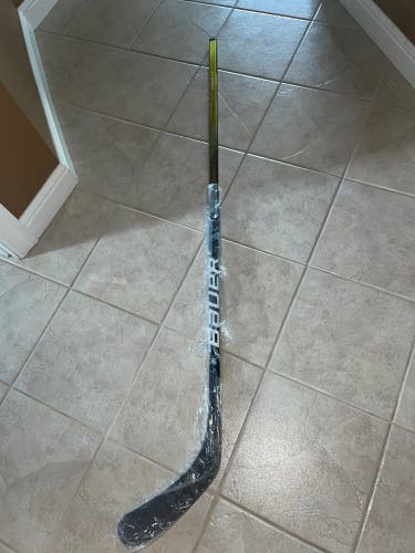 Senior Right Handed P92 Pro Stock Vapor Hyperlite Hockey Stick